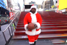 Pramogos Niujorke: už perimtą iš Kalėdų Senelio kamuolį - 20 dolerių