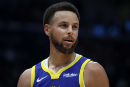 S. Curry savo kailiu patyrė naują NBA taisyklę
