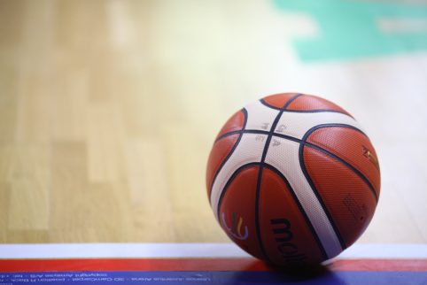 G.Areno sprendimas: žaisti tikrą ir virtualų krepšinį vilkint skafandrą