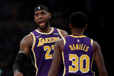 Driokstelėjęs L.James padėjo „Lakers“ pasiekti pirmąją pergalę