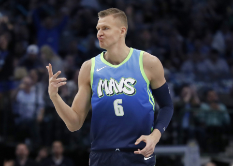 Karjeros rekordą pasiekęs K.Porzingis vedė ekipą į pergalę prieš „76ers“