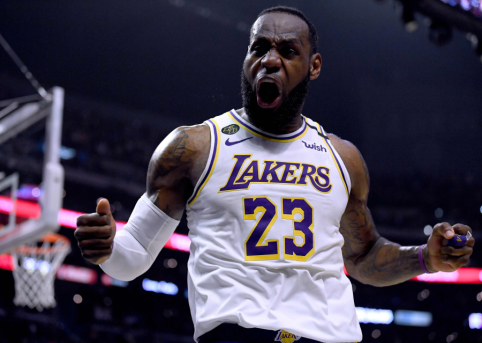 „Lakers“ lyderių vasara: L. Jamesas svaido metimus, A. Davisas „pamiršo“ kamuolį